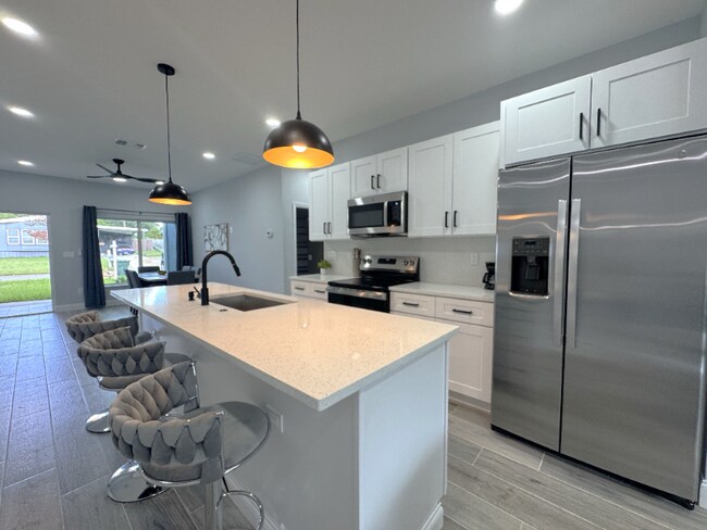 Building Photo - 272 Diogenes St