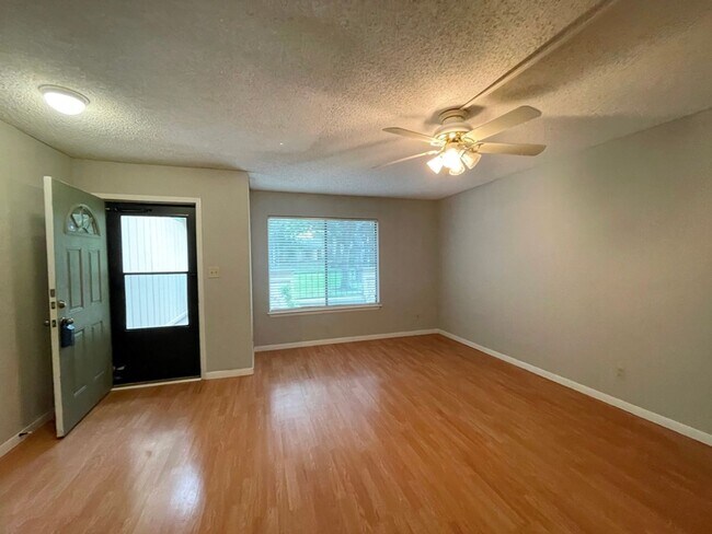 Building Photo - Great Condo for lease in North Austin!
