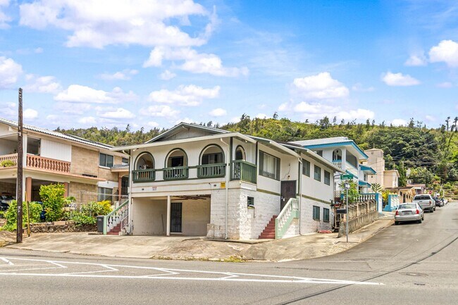Building Photo - Newly renovated 3/1 with 2 Parking stalls