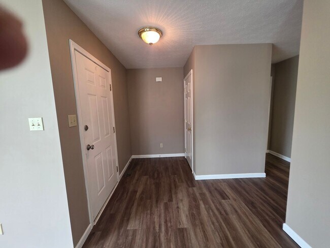 Foto del edificio - 1012 Willow Creek Cir