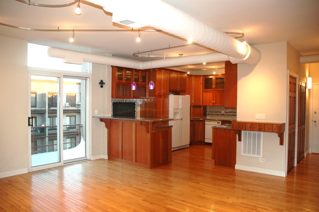 Open layout kitchen - 525 N Ada St