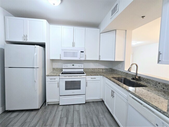 Building Photo - 1161 Golden Lakes Blvd