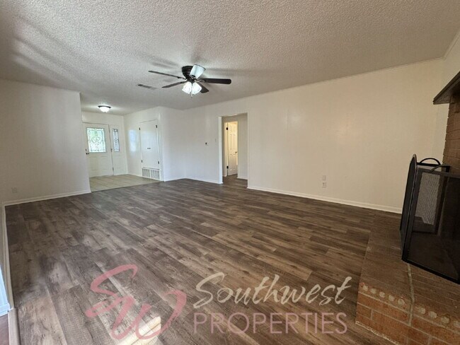 Foto del edificio - Lovely 3 bedroom 2 bath in desirable neighborhood