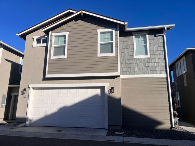 Building Photo - Beautiful! 3/2.5/2 Townhome in Gardnerville