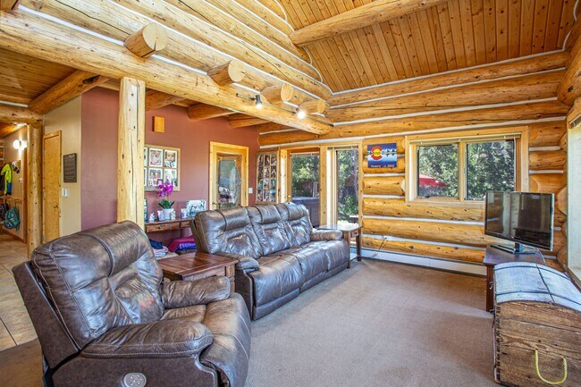 Building Photo - 545 Tanglewood Ln