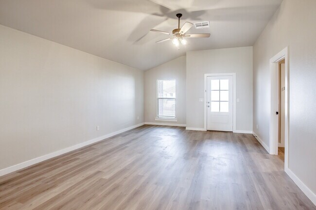 Foto del edificio - Like New Construction in Cooper District!