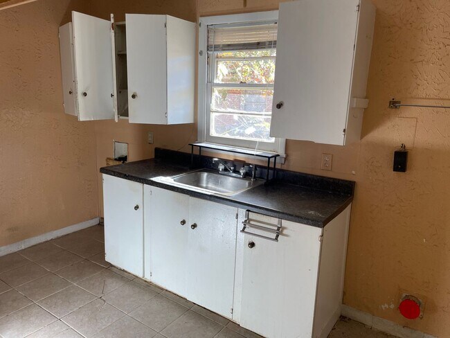 Building Photo - Spacious 3 Bedroom Home