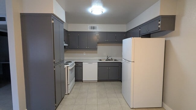 Building Photo - 815 N Peach Ave