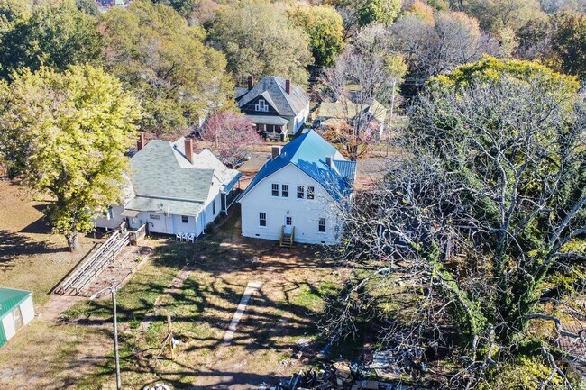 Building Photo - Fully Renovated in 2023 4 Bed 3 Bath Home