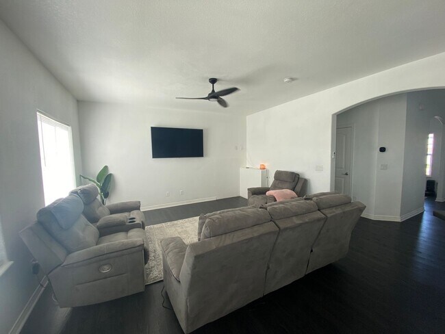 Foto del edificio - LARGE 6 Bed 4 Bath 4 Car Garage Home Near ...