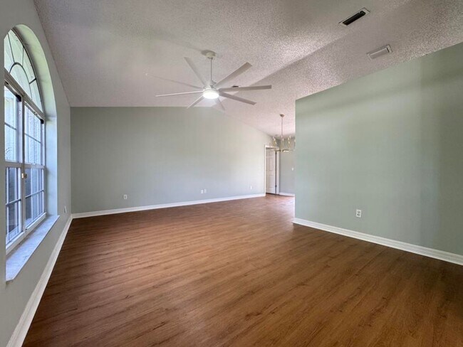 Building Photo - REMODELED 3/2 in Palm Coast