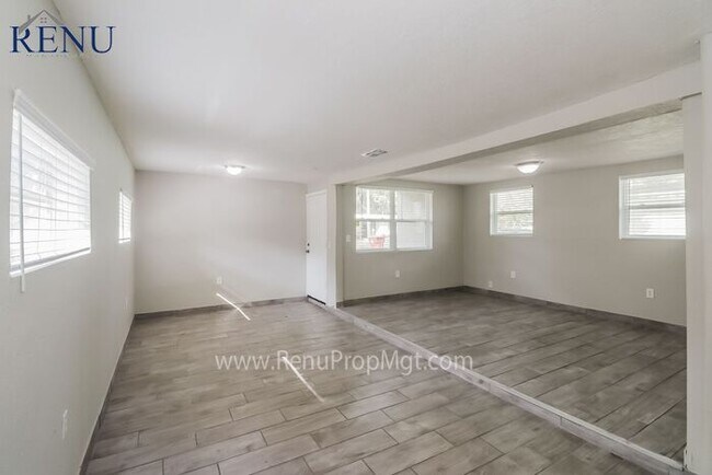 Foto del edificio - Now Available!
