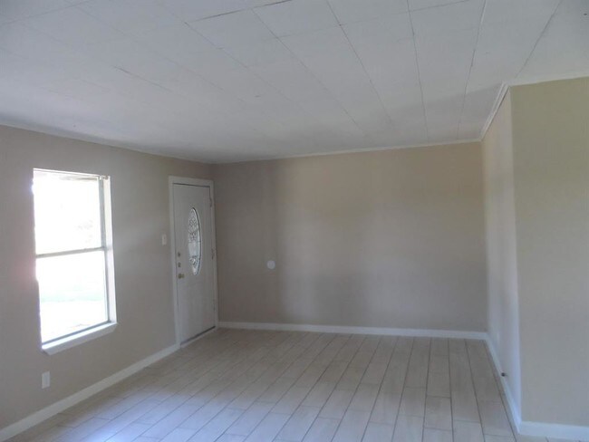 Building Photo - 9133 Lake Forest Blvd