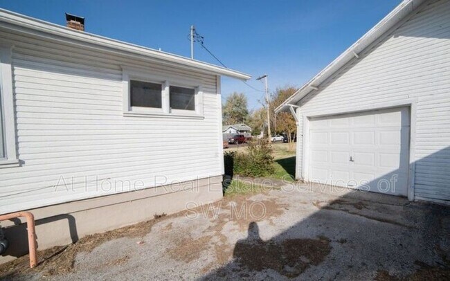 Foto del edificio - 2041 W College St