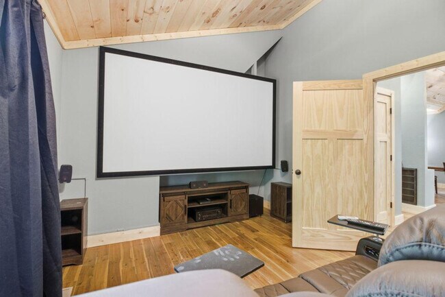 Foto del edificio - 3045 Jones Creek Ln