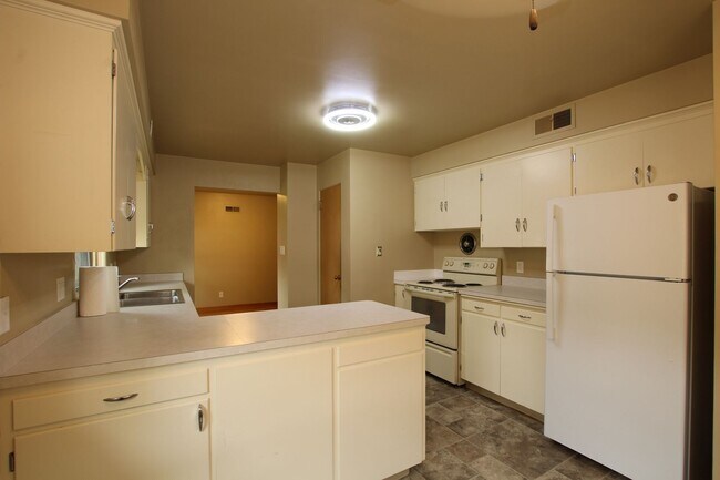 Building Photo - Beautiful Home near Benefis Hospital for L...