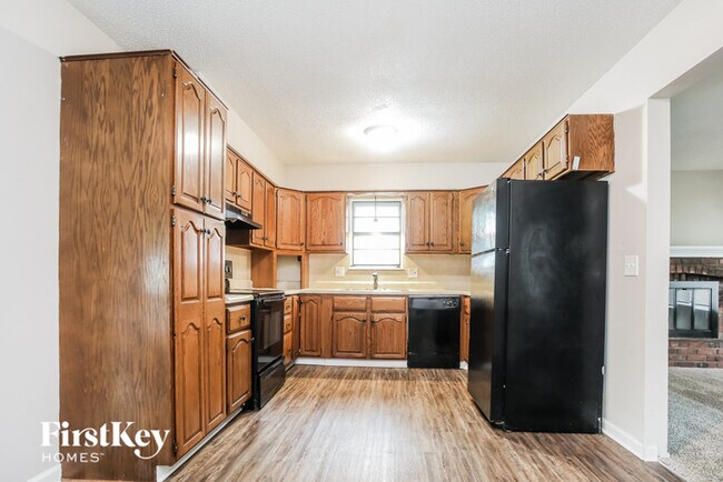Building Photo - 706 N Redwood Dr