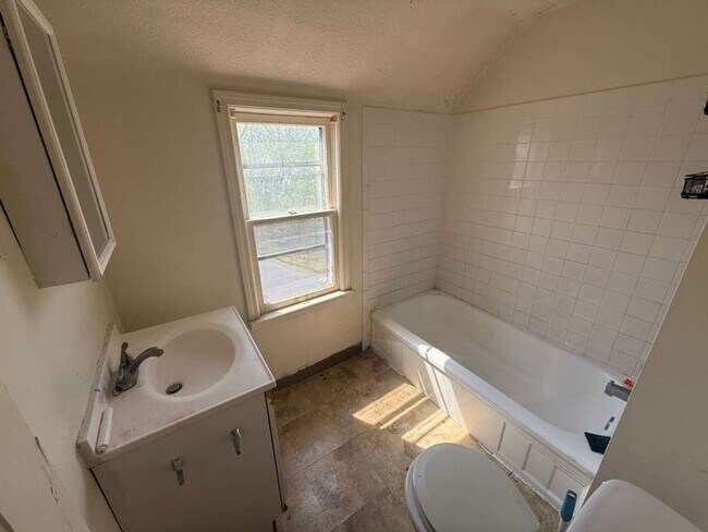 Foto del edificio - 3-BED, 2 BATH BEAUTIFUL SINGLE- FAMILY HOME IN WARRENSVILLE HEIGHTS!