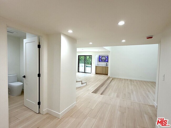 Building Photo - 5237 Newcastle Ave