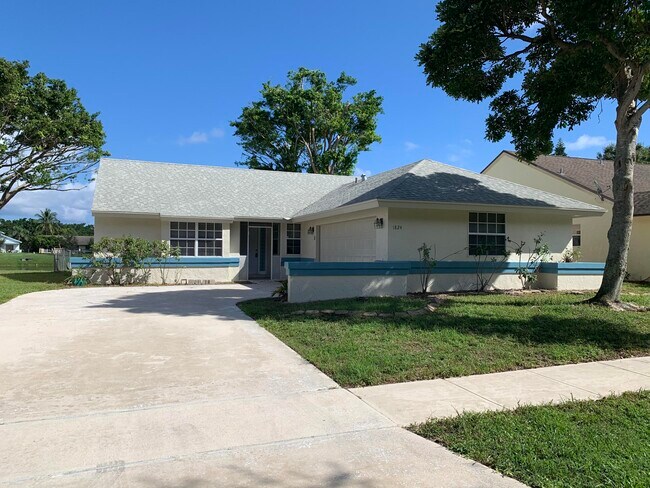 Building Photo - 1824 Edgewater Dr