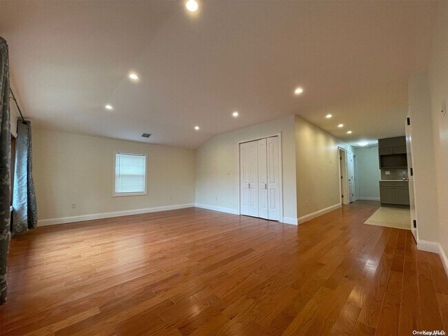 Foto del edificio - 62-20 Dry Harbor Rd