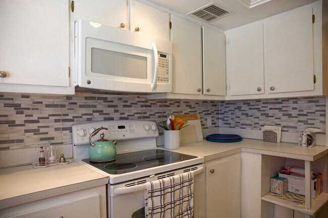 Building Photo - ***OFF SEASON LEASE ONLY***NORTH NAPLES***...