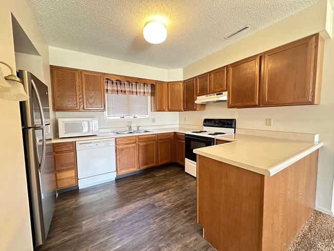 Building Photo - Moen Apartments 456