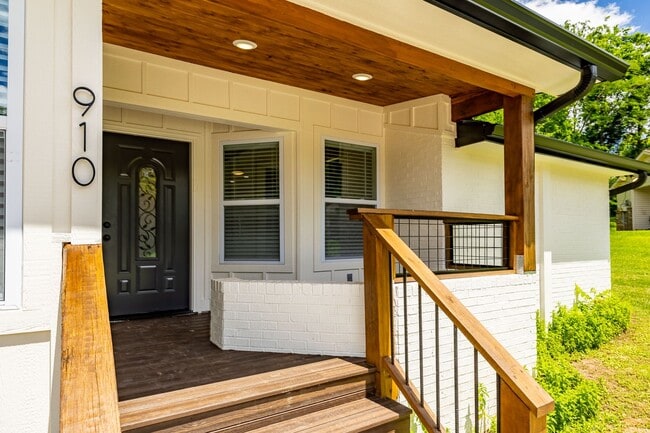 Building Photo - 910 Windlau Ct