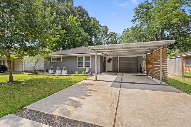Foto del edificio - 2327 Chantilly Ln