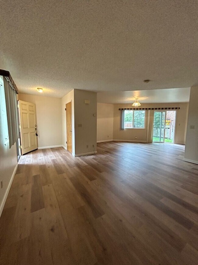 Building Photo - ~ 2 Bedroom in West Petaluma ~