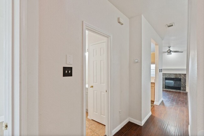Building Photo - 3906 Pickett Pl Dr