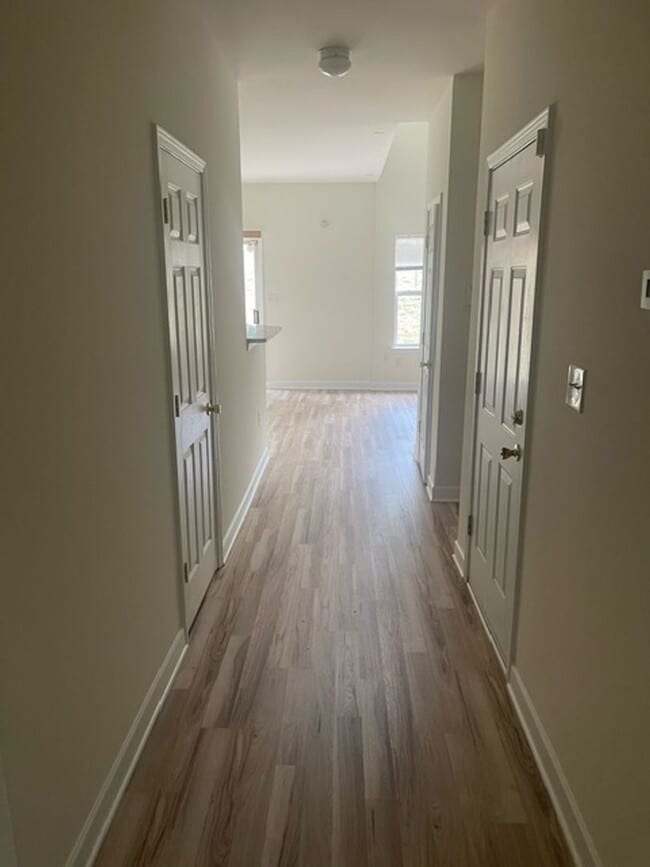 Building Photo - End unit townhome in Stonebrook