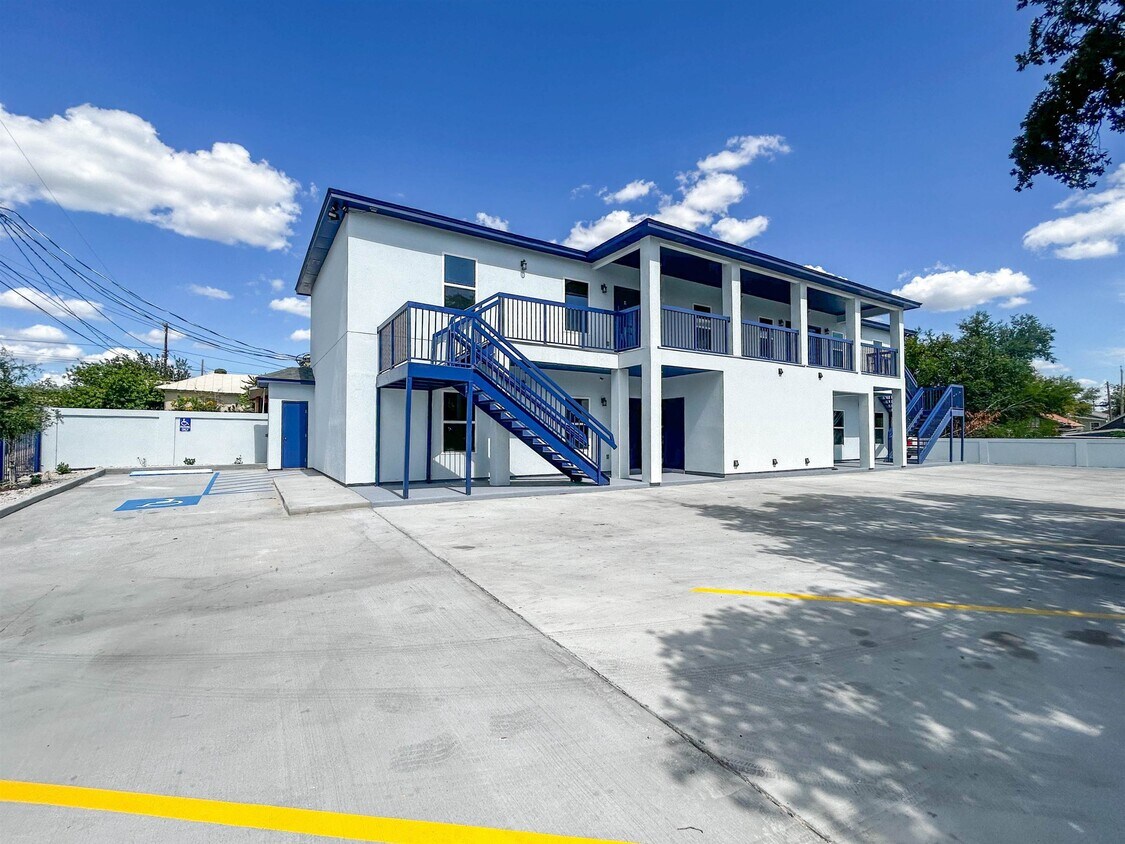 Foto principal - 615 E Lane St