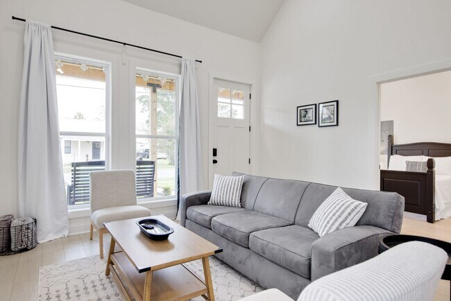 Building Photo - Fully furnished rental home in the heart o...