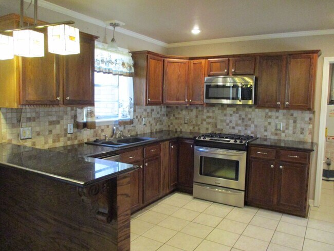 Building Photo - Charming Broadmoor Home