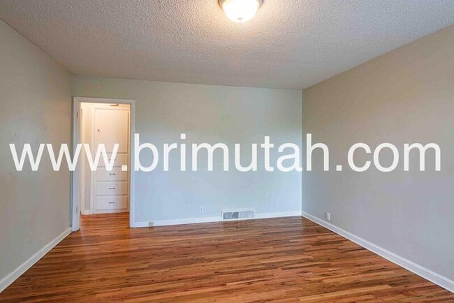 Photo - 2531 Melbourne St Apartment