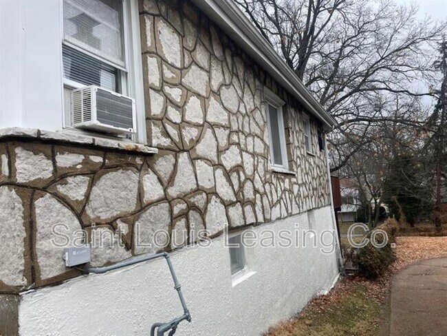 Building Photo - 6937 Glenmore Ave