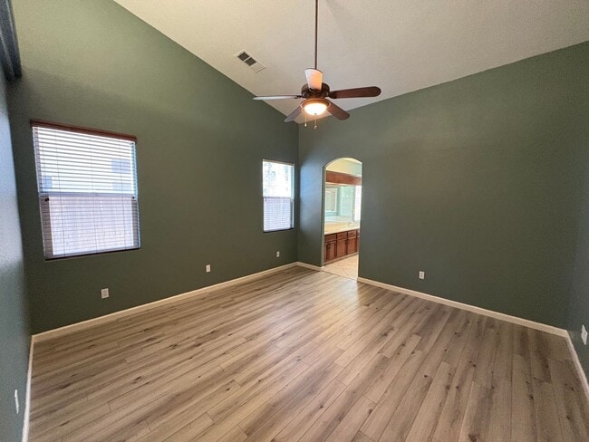 Building Photo - Very Spacious South East Visalia Home Avai...
