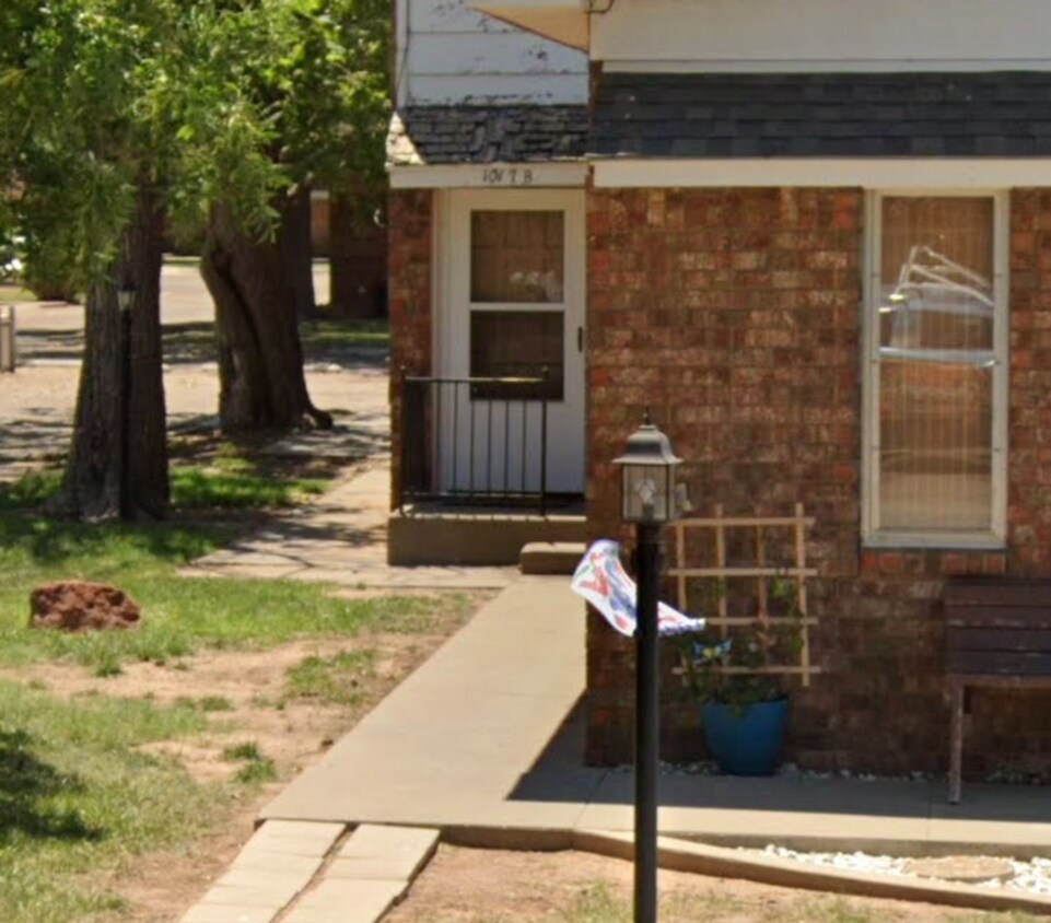 Primary Photo - 2nd story 2 bedroom, 1 bath condo with cen...