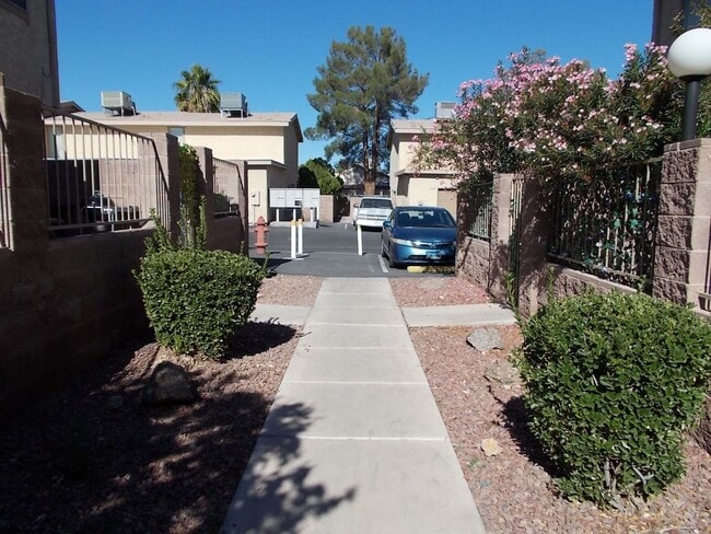 Foto del edificio - Charming Two-Story Townhome with 2 Bedrooms & 2 Bathrooms