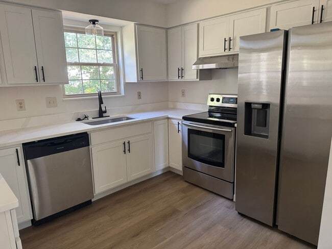 Building Photo - 4 Bedroom, 2.5 Bathroom Single Family Home...