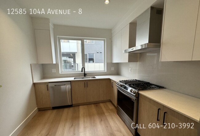 Building Photo - Gorgeous Townhome in Yale Gardens!