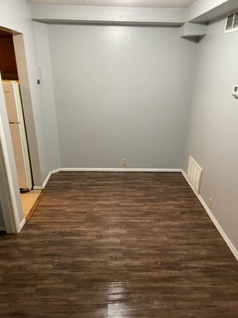 dining area - 312 S Santa Fe Ave