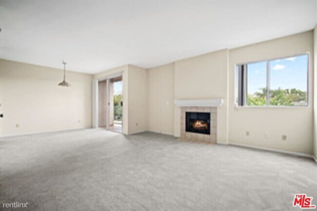 Building Photo - 13720 Moorpark St