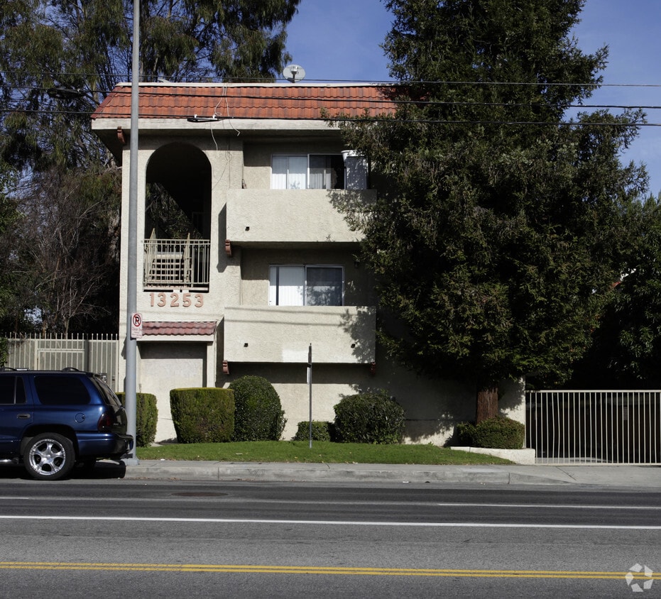 Building Photo - 13253 Vanowen St