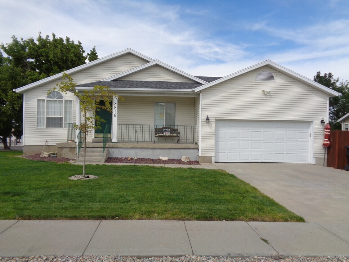 Foto principal - 8816 W Florence Dr