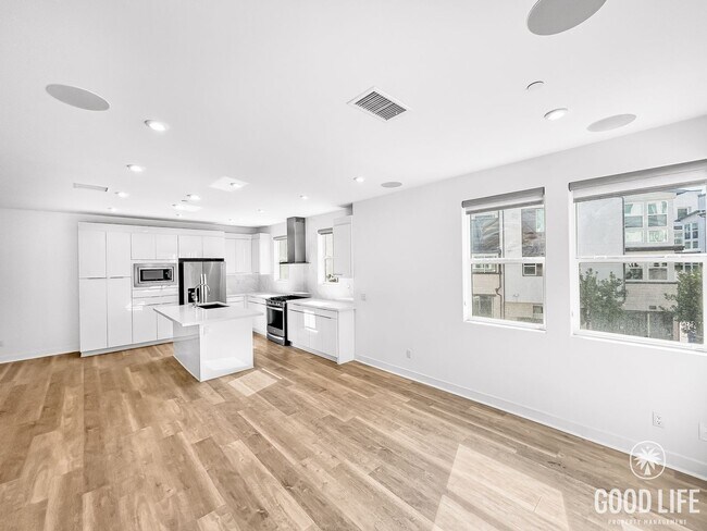 Foto del edificio - Beautiful 3BD/2.5BA W/ AC and Attached Gar...