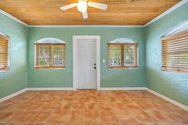 Building Photo - Charming 2-Bed With Backyard Oasis In West Palm Beach!