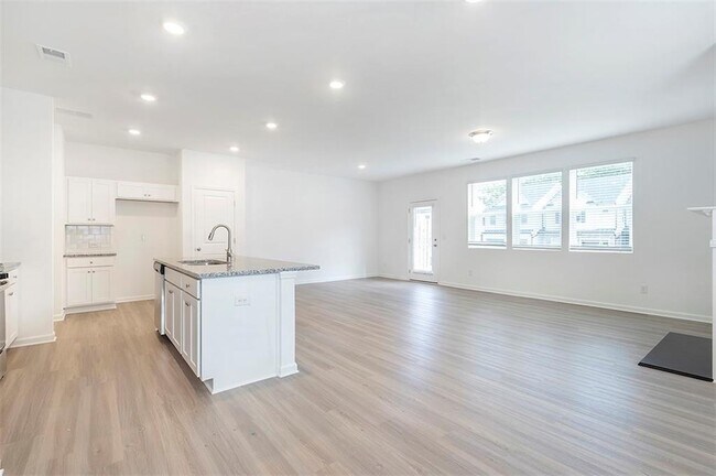 Building Photo - 5740 Thornton Dr