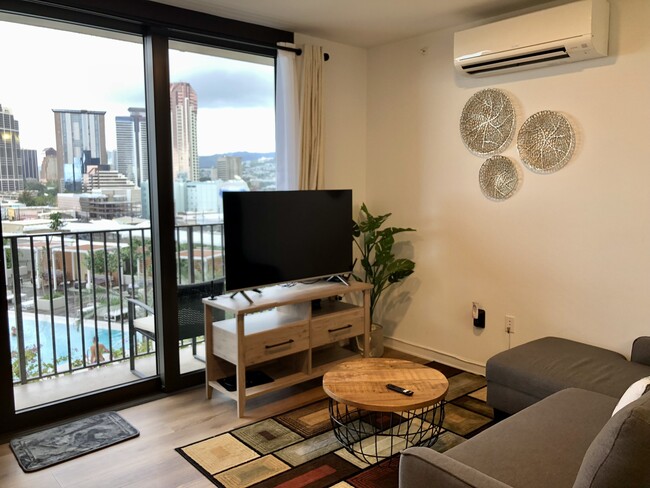 Bright natural light - 987 Queen St